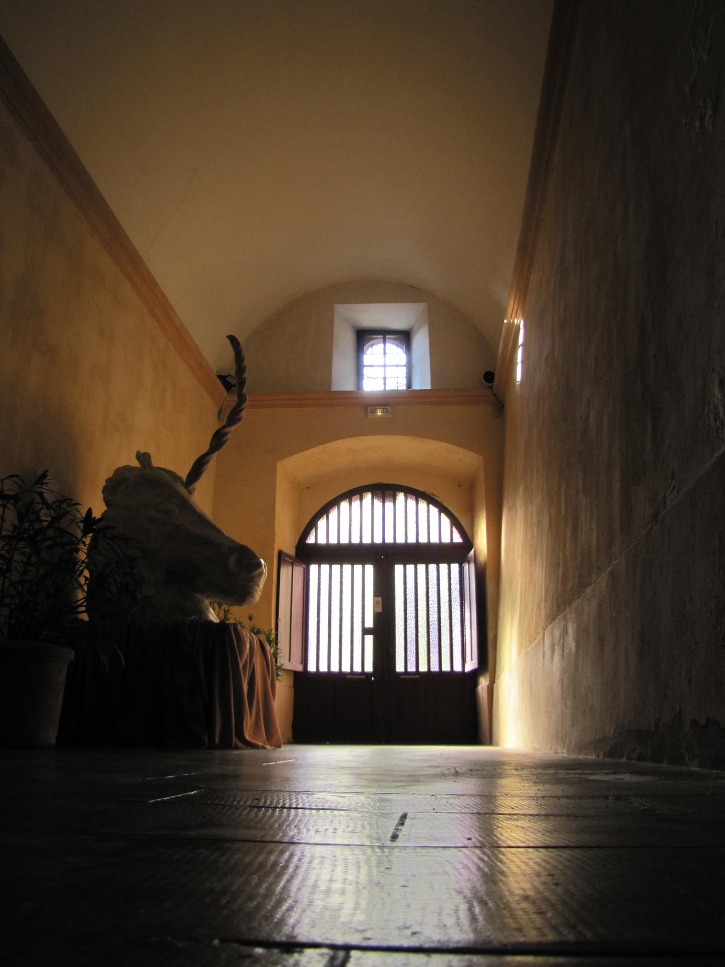 Le vestibule et le grand escalier