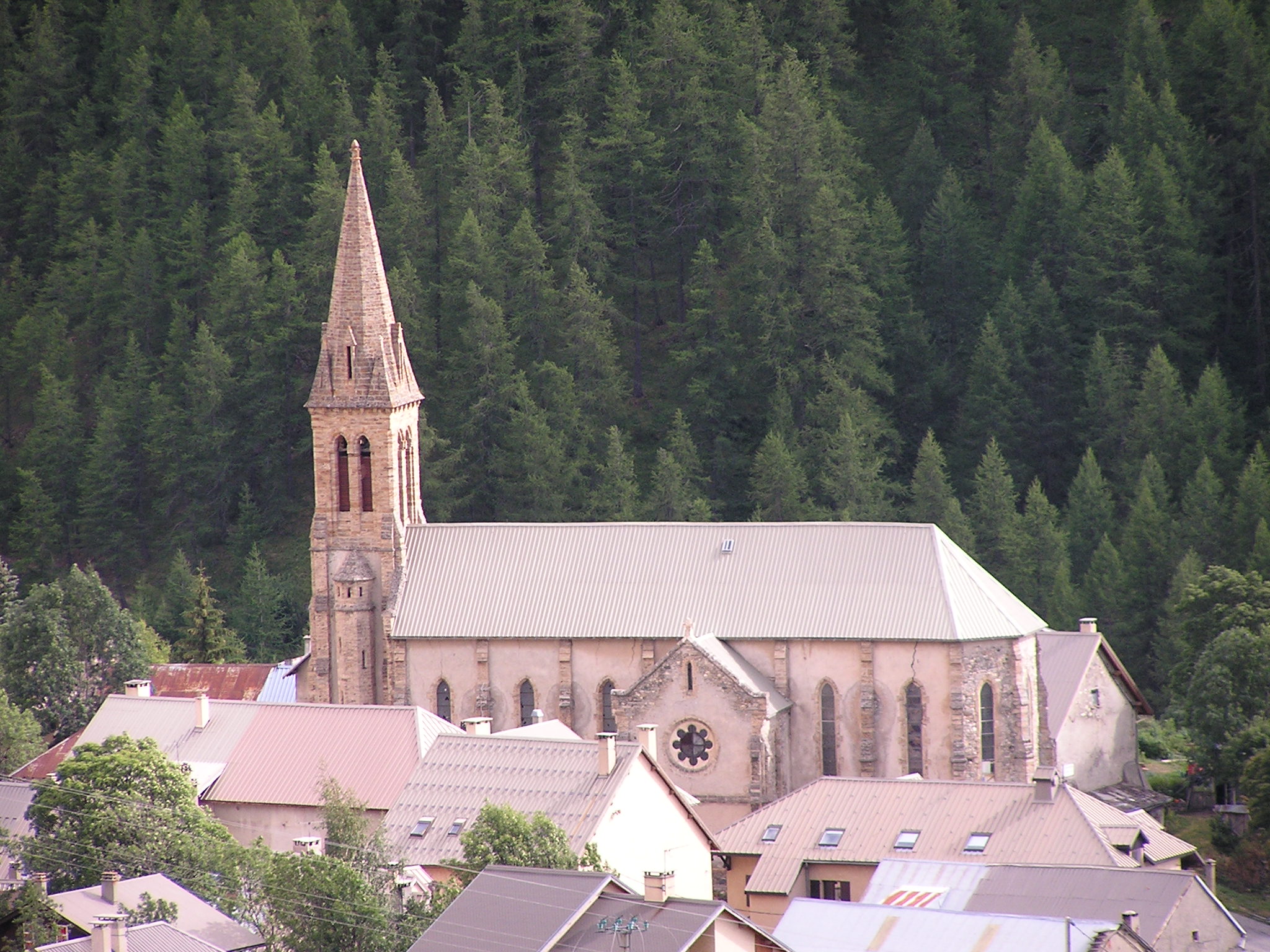 Une église en tuf local