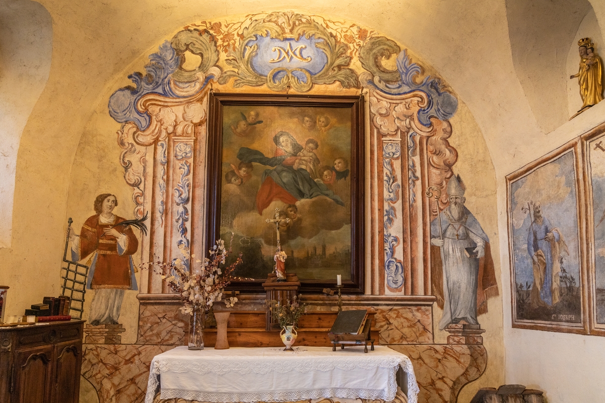 Mur du chevet : un retable baroque 