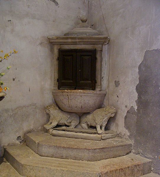 Les fonts baptismaux et la nef centrale